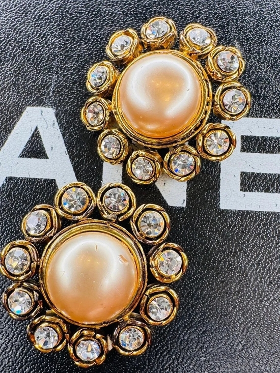 CHANEL Jewelry - CHANEL VINTAGE CLIP ONS